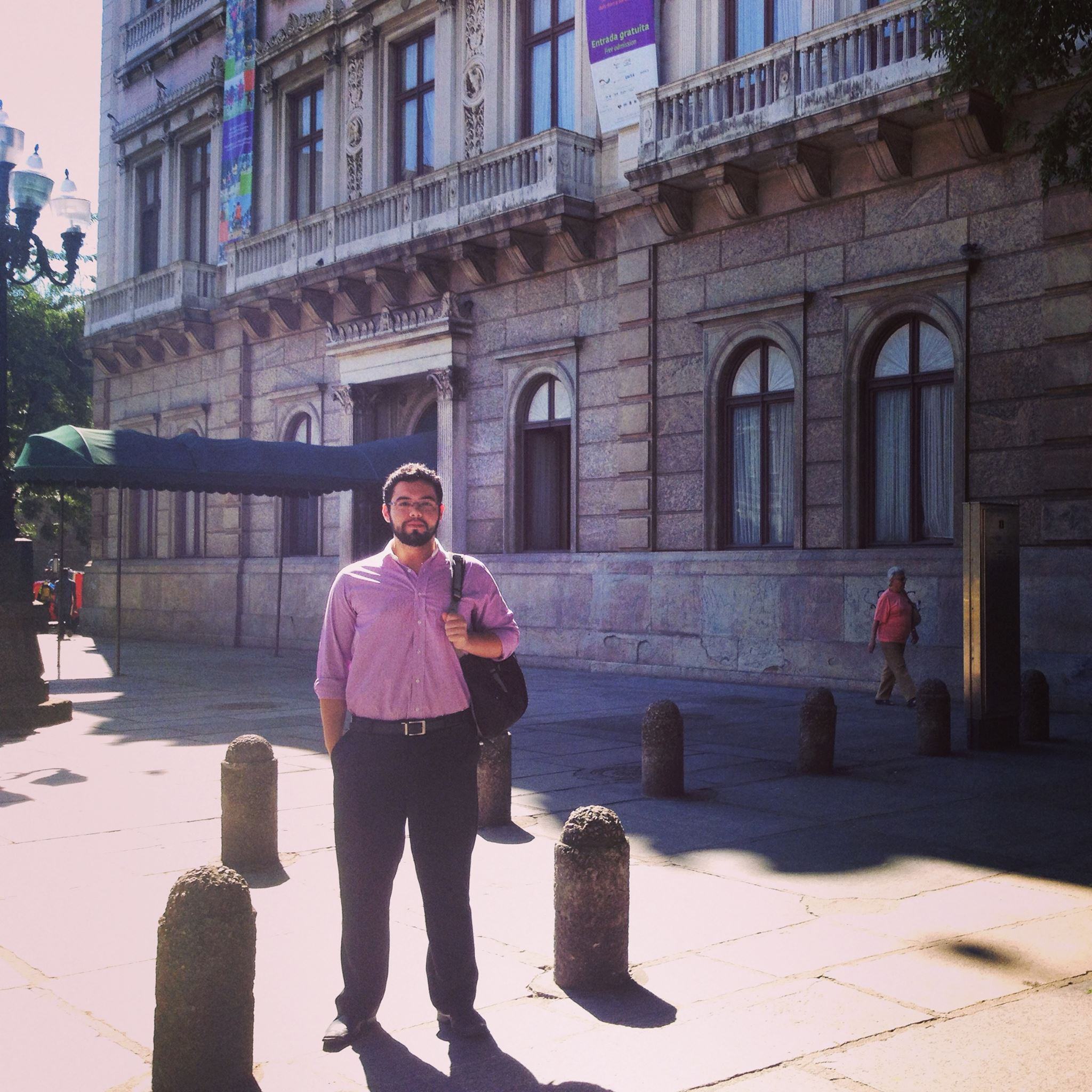 Pedro Duarte jovem em frente a prédio histórico