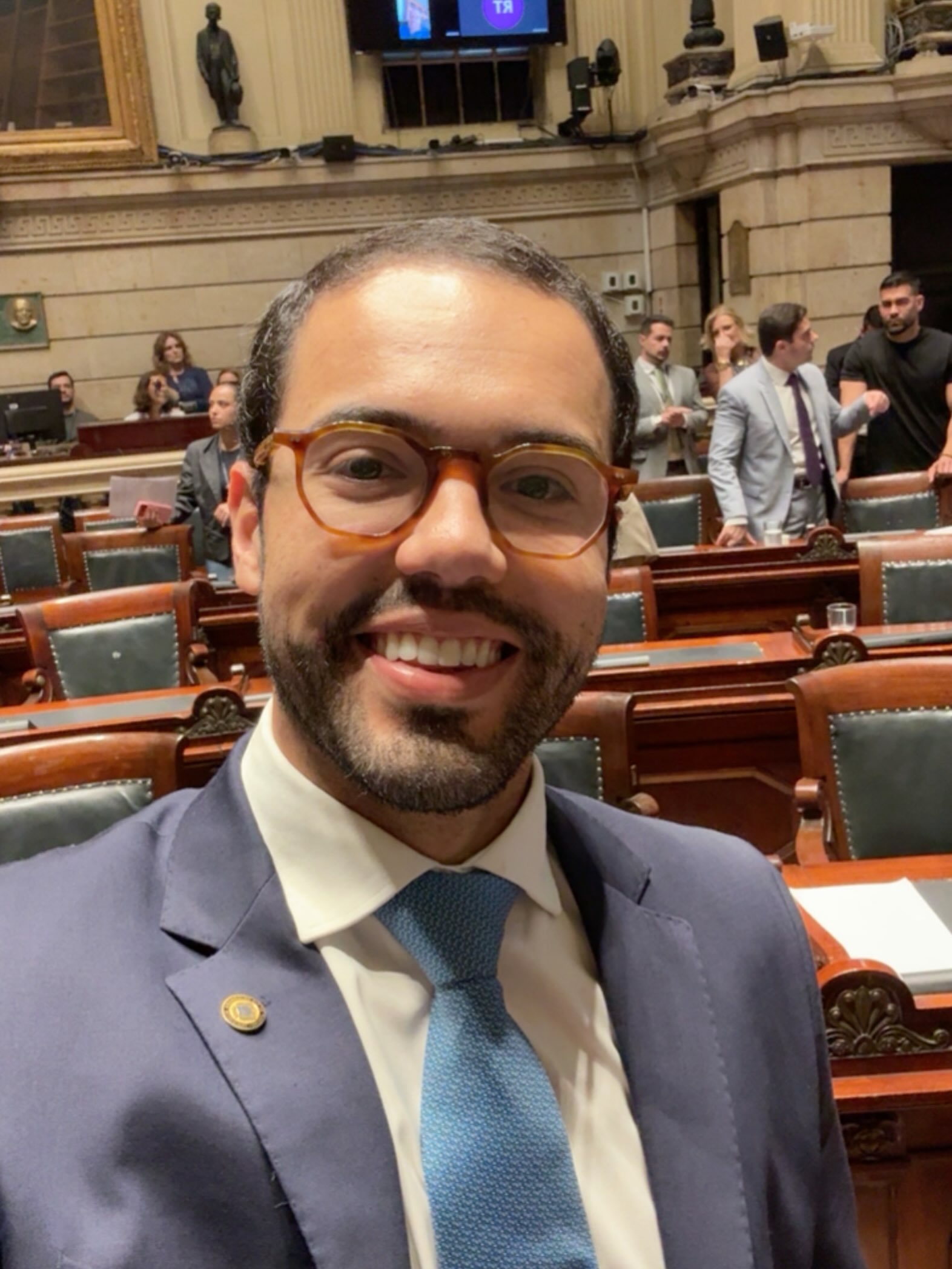 E hoje a primeira sessão na Câmara pós-eleição! Ao longo da campanha, vi muita gente em dúvida se eu seguiria vereador ou não por concorrer a deputado estadual.

Sigo vereador! Muito a fazer pela nossa cidade. Sempre à disposição de todos! 👔🏛️