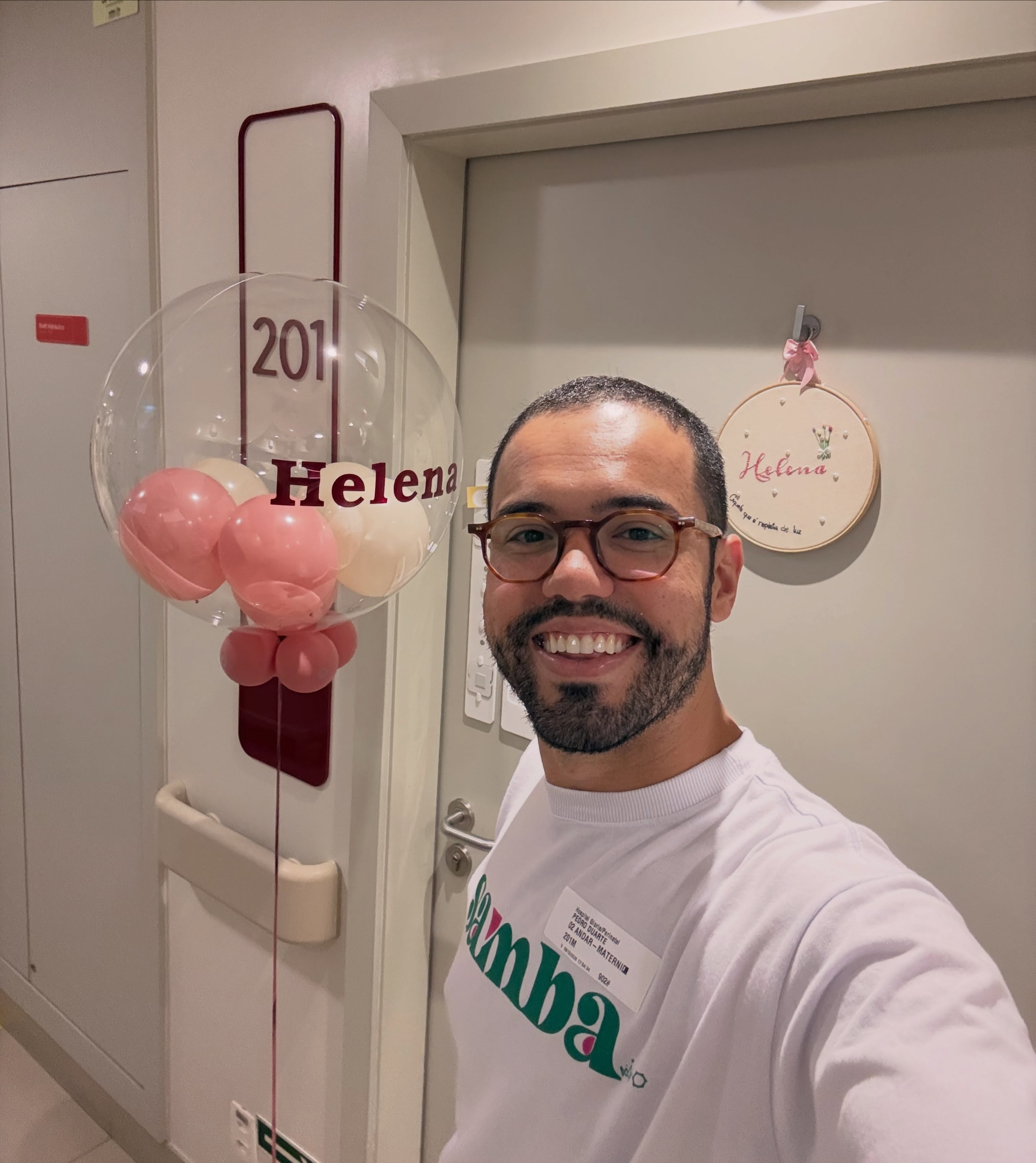 A Gabi coordenou a minha de campanha de vereador em 2024, então já seria natural tocar também a de deputado estadual este ano. Ali por fevereiro, ela falou para tomarmos um café e me contou que estava grávida, com previsão de nascimento pro início de Outubro (colado no dia da eleição!).

De lá pra cá, foram meses dela chefiando uma equipe que só crescia e que, na reta final, já contava com algumas dezenas de pessoas. Liderando no financeiro, na mobilização, na comunicação, em TUDO - e com uma barriga que, claro, também acompanhava o crescimento rs

Helena esperou certinho e veio agora, 4 dias depois da votação. Linda, saudável, perfeita. Visitei e poupei a mamãe de fotos.

alvaresgabi , coordenar uma campanha já é MUITO trabalhoso e cansativo. Grávida então, surreal! E você deu aula mais uma vez! Obrigado por tudo, agora descansa e foca na família! 👼🏻🍼